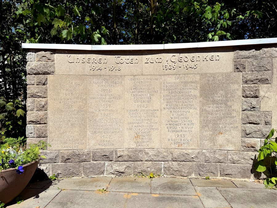 File:Denkmal 1914-1918 ud 1939-1945 in Hasloh, Kreis Pinneberg (4).jpg