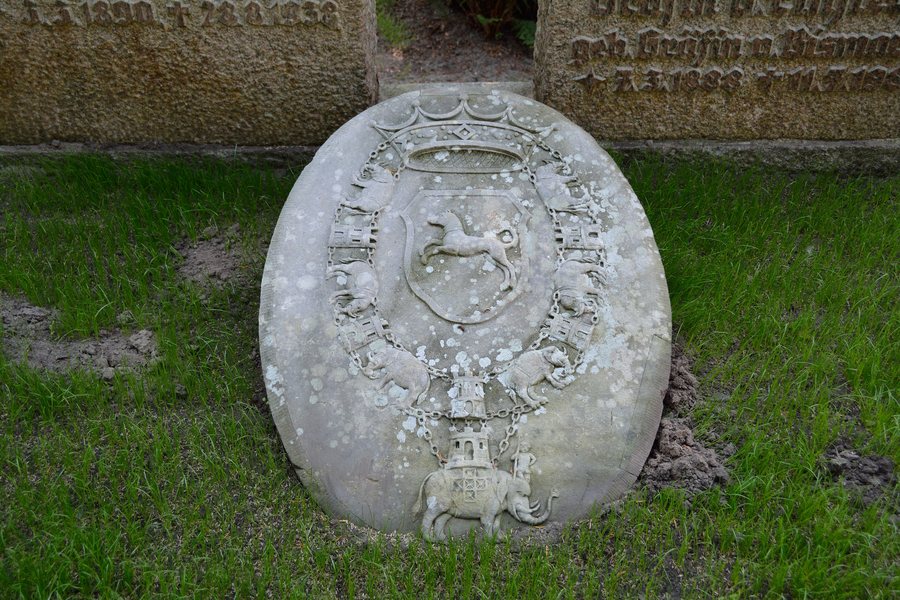 File:Heiligenstedten, Grabmale Blome, Elefantenorden NIK 3270.JPG
