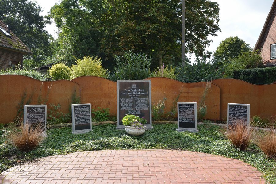 File:Schleswig-Holstein, Strübbel, Ehrenmal NIK 2734.jpg