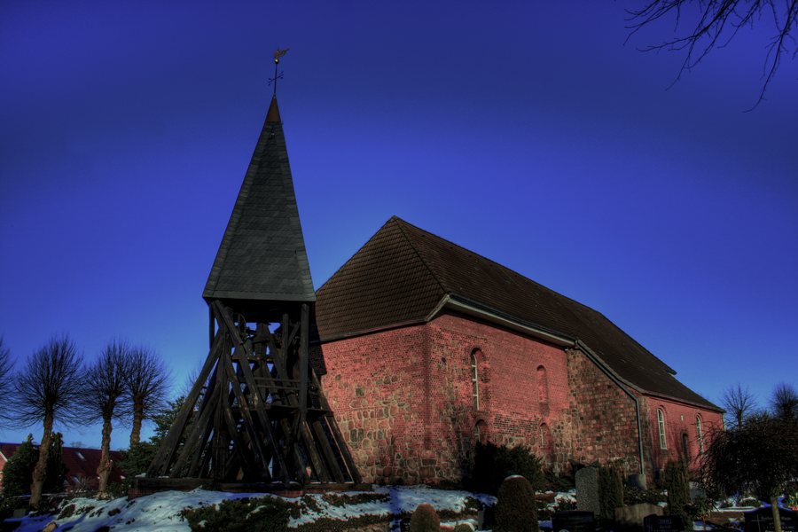 File:St.-Michaelis-Kirche, Hohenaspe 01.jpg
