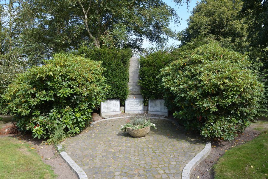 File:Schleswig-Holstein, Dingen, Ehrenmal NIK 2153.jpg