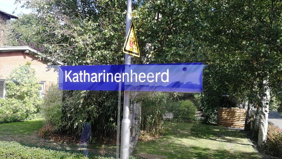 File:Bahnhofsschild Katharinenheerd 180703.jpg