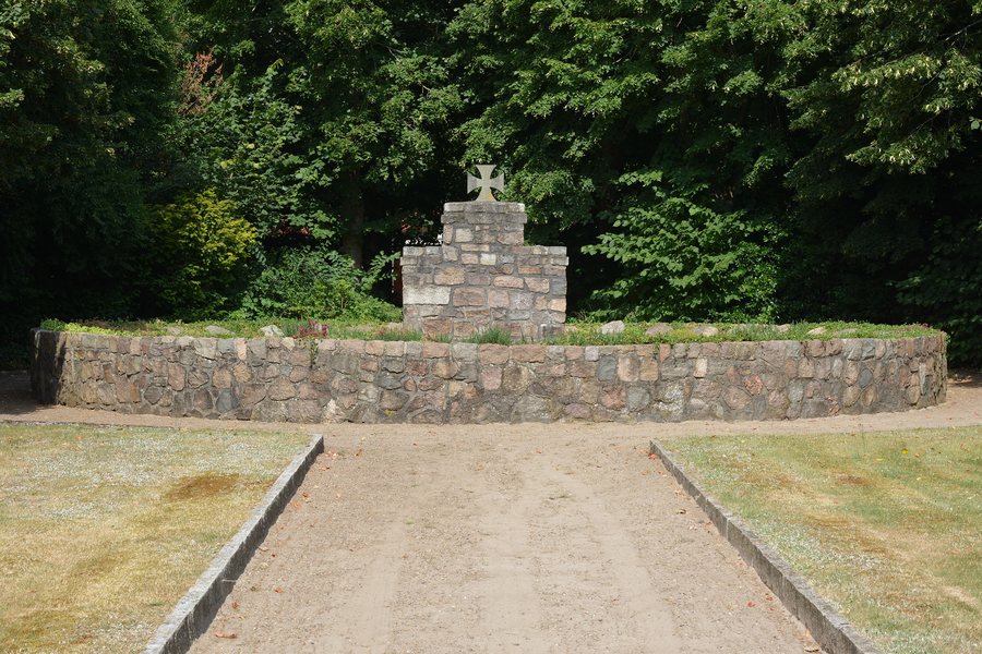 File:Schleswig-Holstein, Bargum, Ehrenmal NIK 1547.jpg