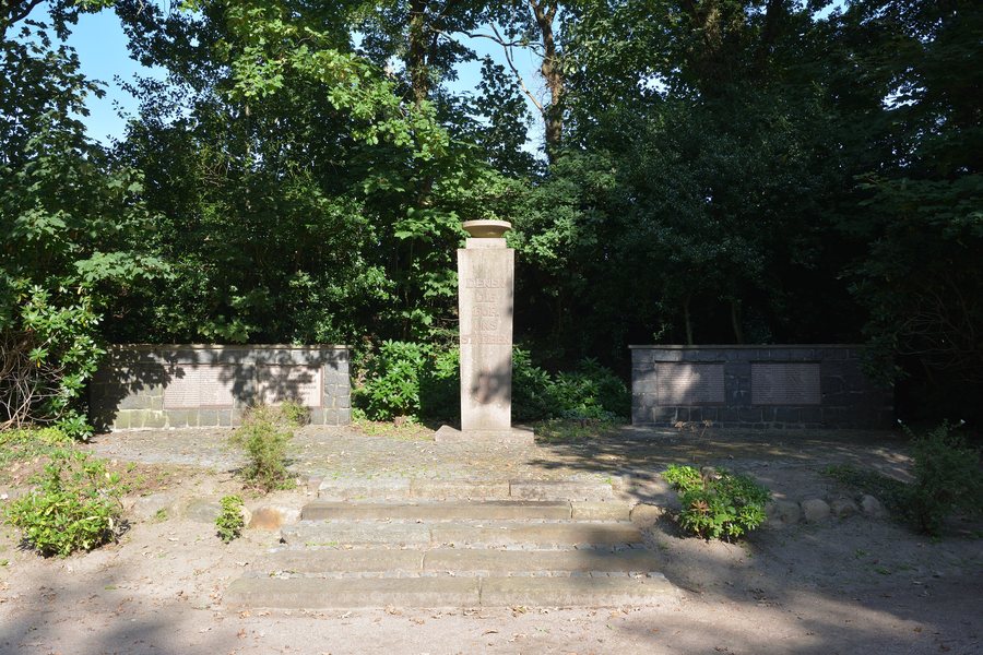 File:Schleswig-Holstein, Sarzbüttel, Ehrenmal NIK 2366.jpg