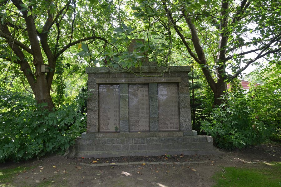 File:Schleswig-Holstein, Helse, Ehrenmal NIK 2165.jpg