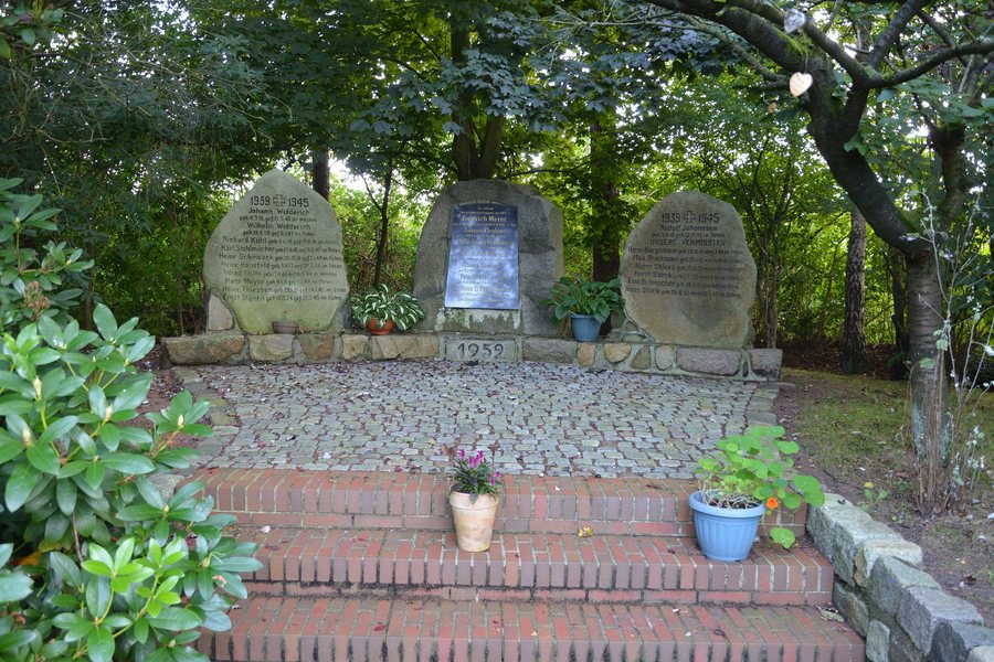 File:Schleswig-Holstein, Immenstedt, Ehrenmal NIK 1946.jpg