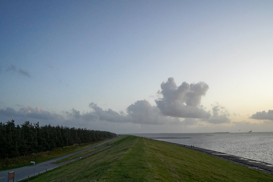 File:191008 Dunsum Deich mit Blick Richtung Amrum.jpg