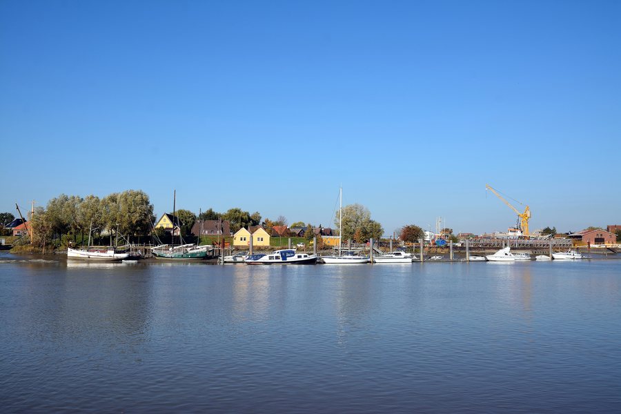 File:Schleswig-Holstein, Wewelsfleth, Anliegeplätze an der Stör NIK 5632.jpg
