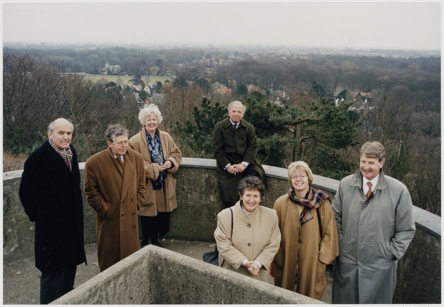 File:De burgemeesters bijeen op de uitkijktoren op het Kopje van Bloemendaal. V.l.n.r. Jaap Pop (Haarlem), Jan van Houwelingen (Haarlemmermeer), Nicolien van den Broek (Heemstede), Rob van der H, NL-HlmNHA 54036283.JPG