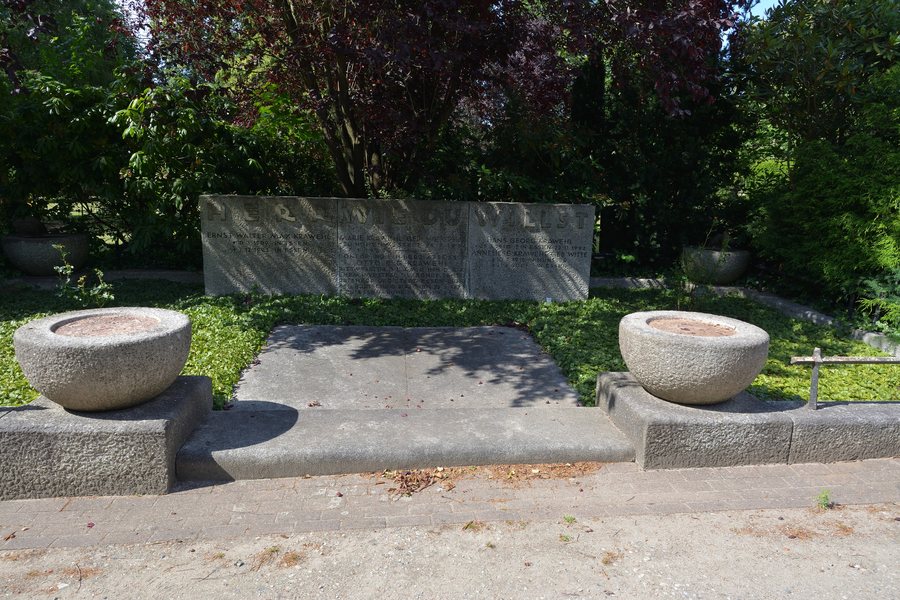 File:Schleswig-Holstein, Kellinghusen, Friedhof NIK 7331.jpg