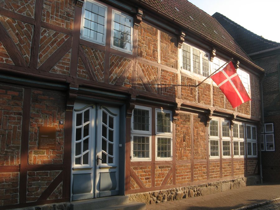 File:Krempe dkfahneankoenigshaus.JPG