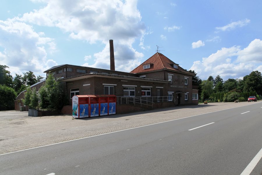 File:Ostrhauderfehn - Dorfstraße + 1Molkerei Langholt 01 ies.jpg