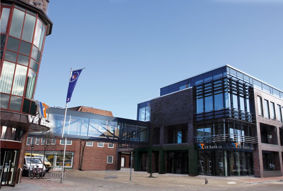 File:Neubau VRBank Niebuell.jpg