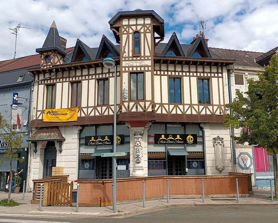 File:Saint-Amand-les-Eaux — Hôtel face à la gare.jpg