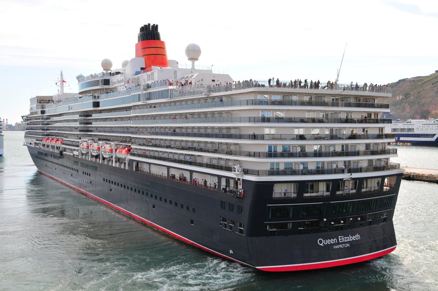 Das Kreuzfahrtschiff Queen Elizabeth liegt im Hamburger Hafen.