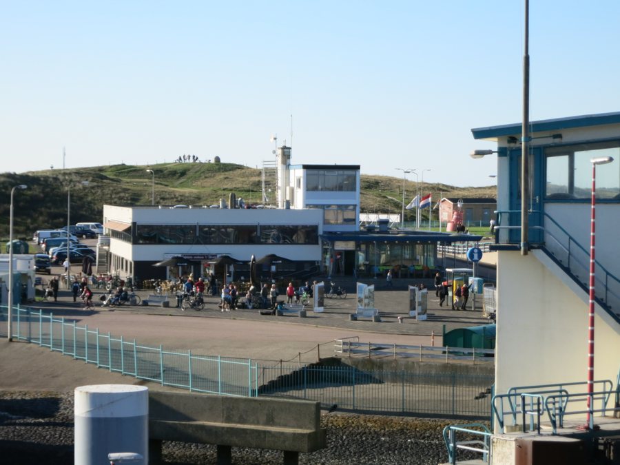Fahrräder und Reisende am Fährterminal