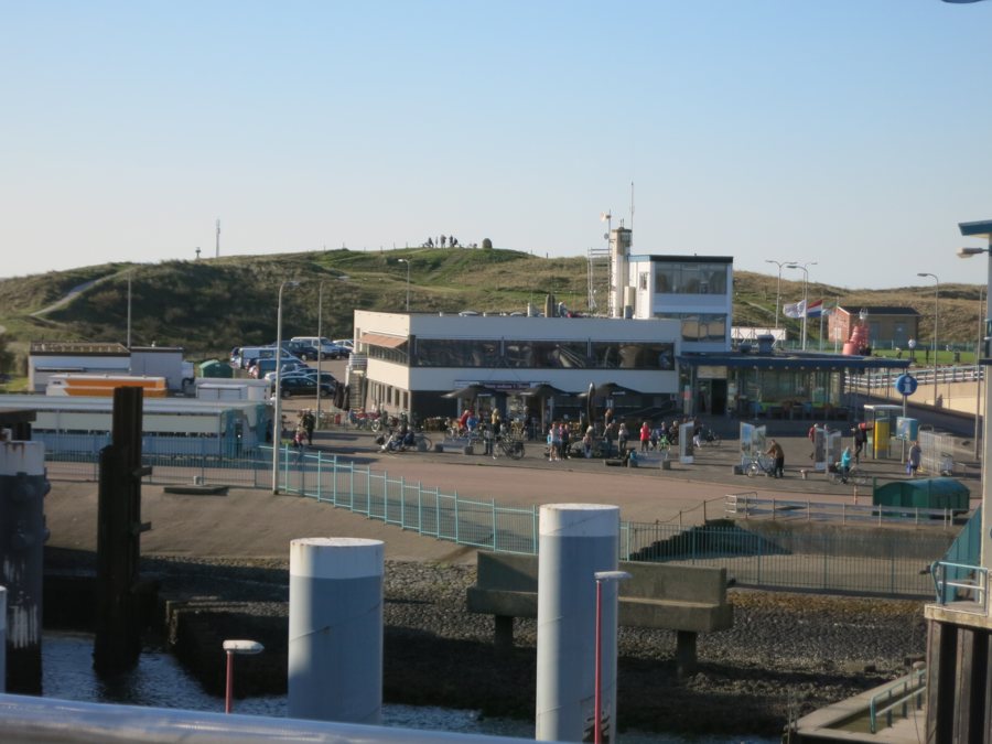Fährterminal am Nordseehafen mit Dünen im Hintergrund