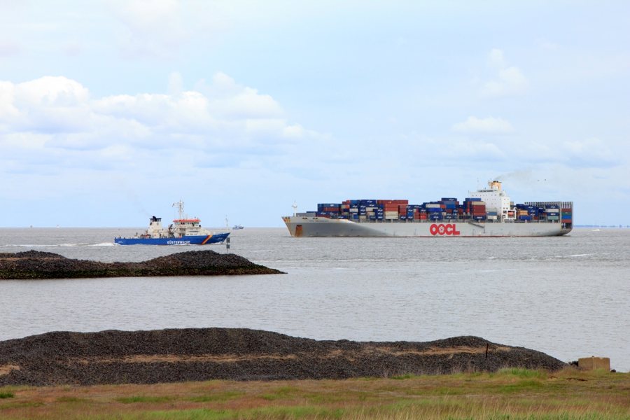 Containerschiff und Küstenwachboot auf der Elbe bei Cuxhaven
