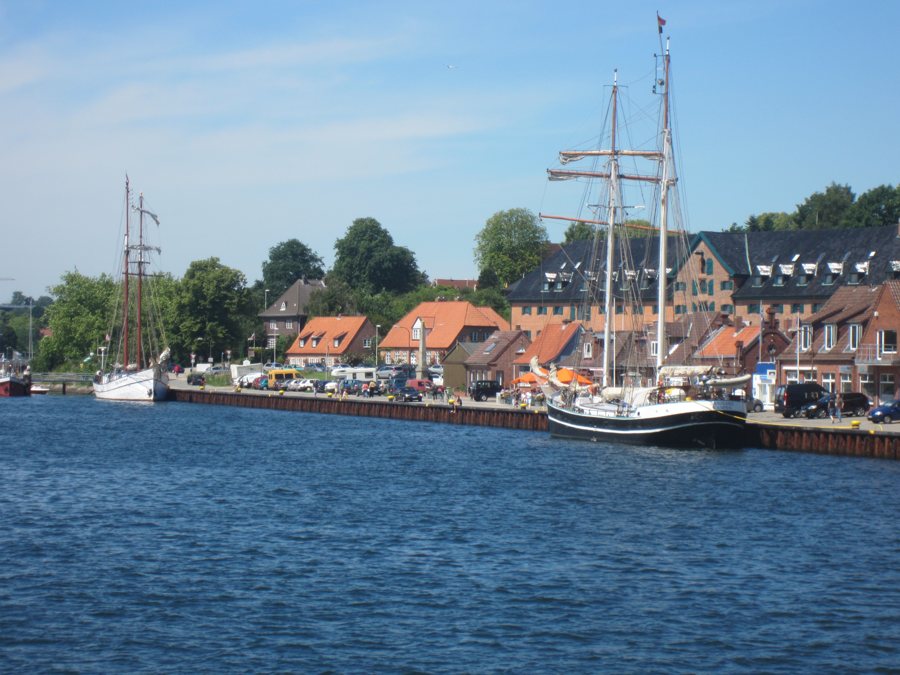 Symbolmotiv: zwei Traditionssegler in Kiel-Holtenau; keine Aufnahme der SAIL Bremerhaven.