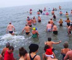 Neujahrsschwimmen im Nordsee-Heilbad Büsum (Foto © Kur und Tourismus Service Büsum)