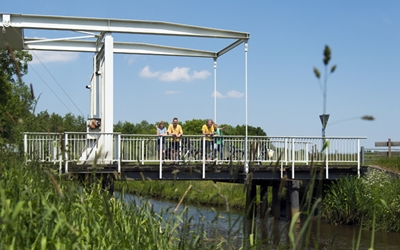 Radler auf Klappbrücke