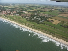 Blick auf Domburg mit Golfplatz