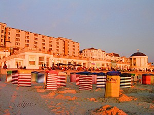 Die Strandpromenade im Sonnenuntergang bietet das passende stimmungsvolle Ambiente für die Borkumer Jazztage zu Pfingsten 2012
