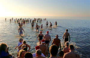 Im Nordseeheilbad Büsum findet Neujahr 2012 bereits zum 10. Mal das Neujahrsschwimmen statt
