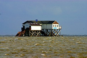 Nordsee-Sturmhochwasser umspült die Pfahlbauten in St. Peter-Ording