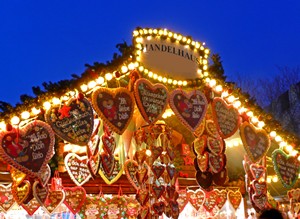 Die Husumer Marienkirche und der Tine-Brunnen bieten das passende Ambiente für einen stimmungsvollen Weihnachtsmarkt in Husum