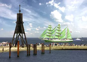 Blick von Cuxhaven auf den Segler 'Alexander von Humboldt'