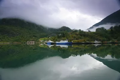Fähre im Norwegischen Fjordgebiet um Aurland