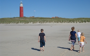 Strand und Leuchtturm auf Texel